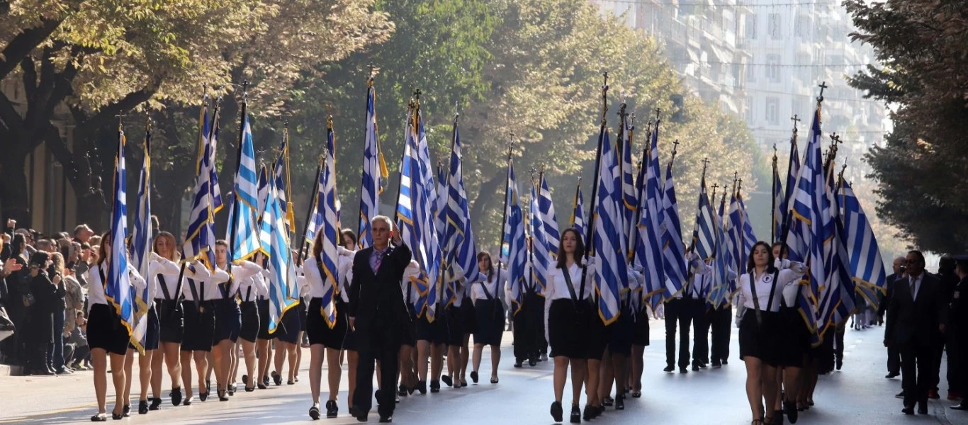 Κανονικά η παρέλαση με το «Μακεδονία Ξακουστή» στην Αίγινα - Οι κάτοικοι αψήφησαν τις απαγορεύσεις! (βίντεο)